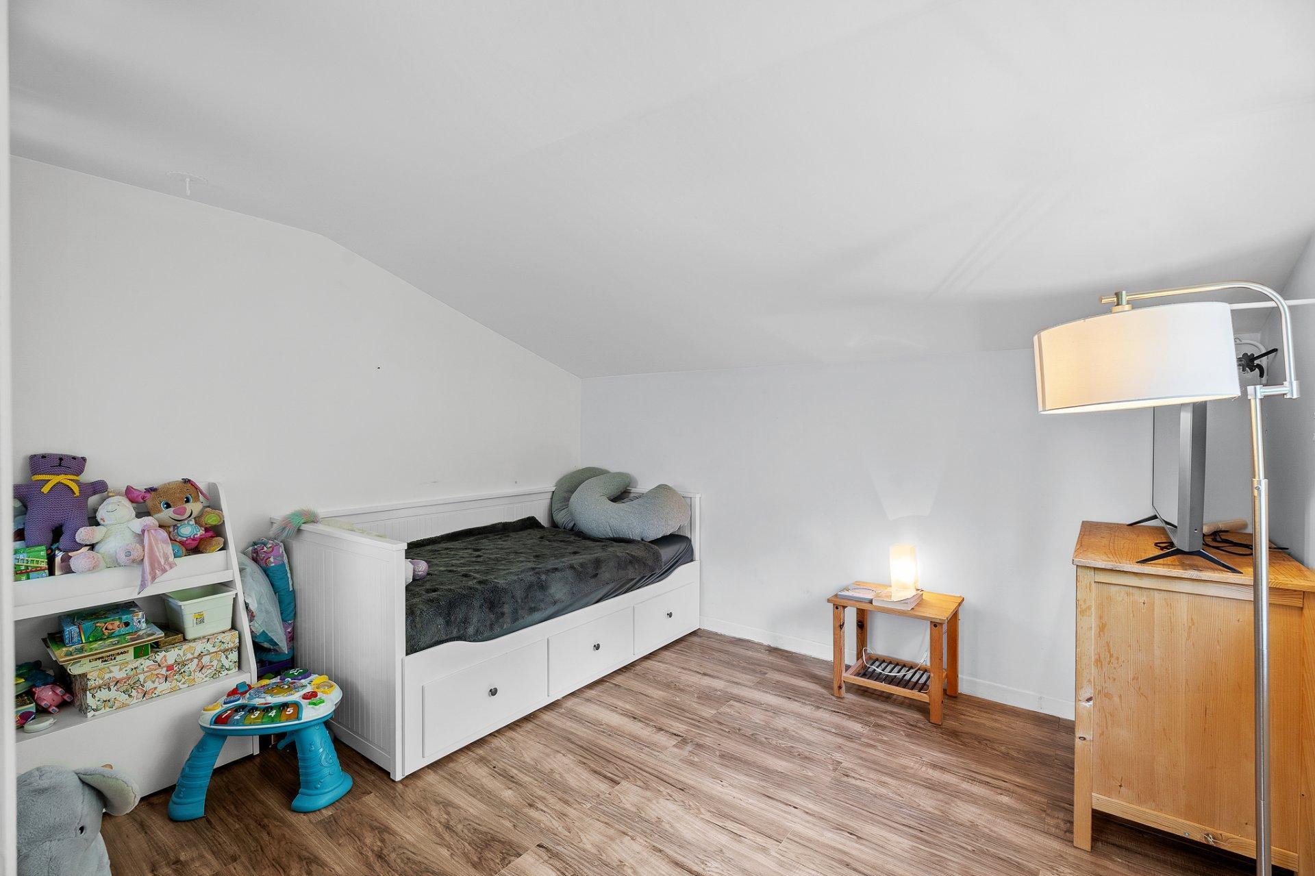 









215


Ch. des Marronniers

,
Saint-Adolphe-d'Howard,




QC
J0T2B0

