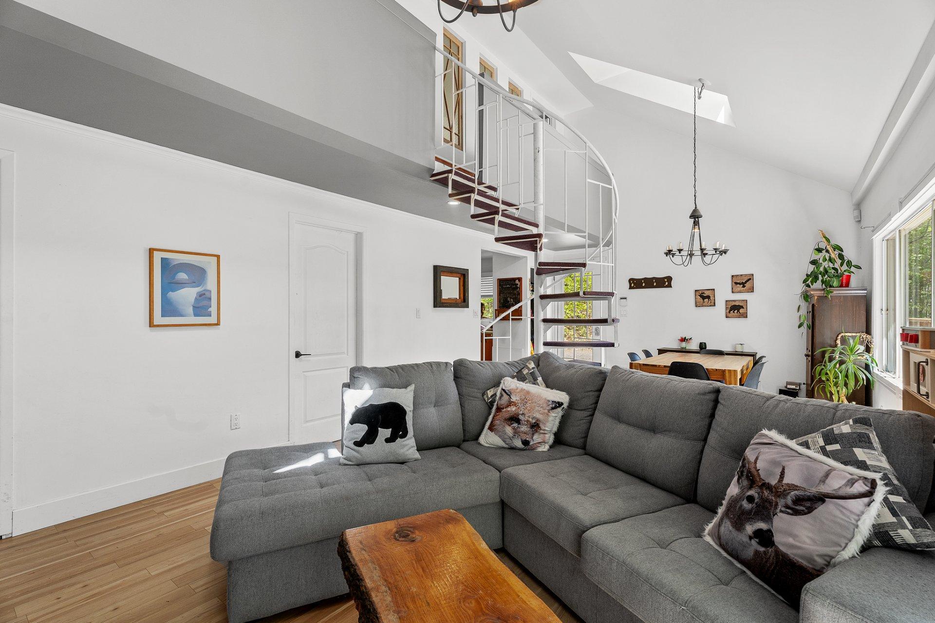 









215


Ch. des Marronniers

,
Saint-Adolphe-d'Howard,




QC
J0T2B0


