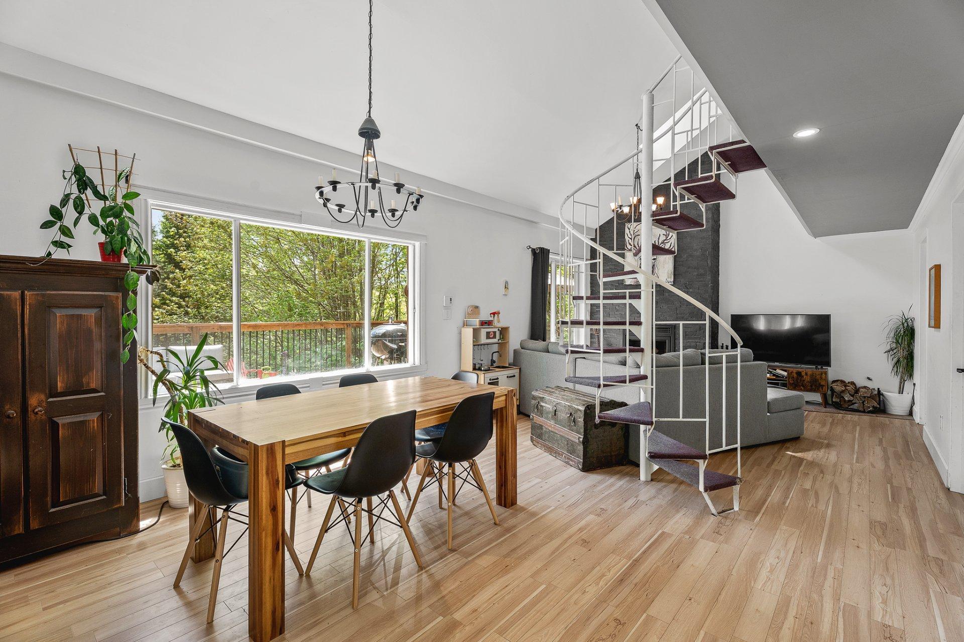 









215


Ch. des Marronniers

,
Saint-Adolphe-d'Howard,




QC
J0T2B0

