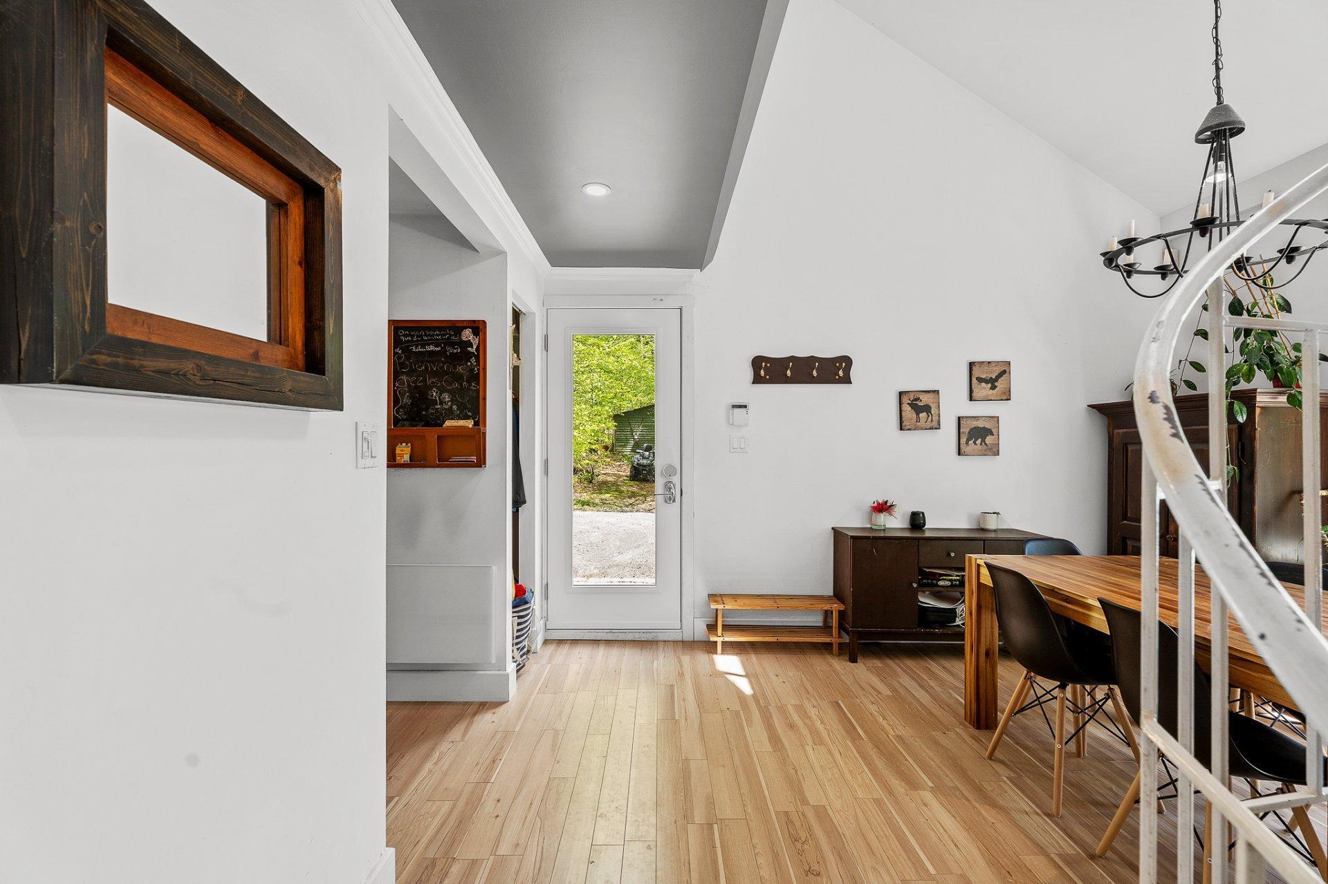 









215


Ch. des Marronniers

,
Saint-Adolphe-d'Howard,




QC
J0T2B0

