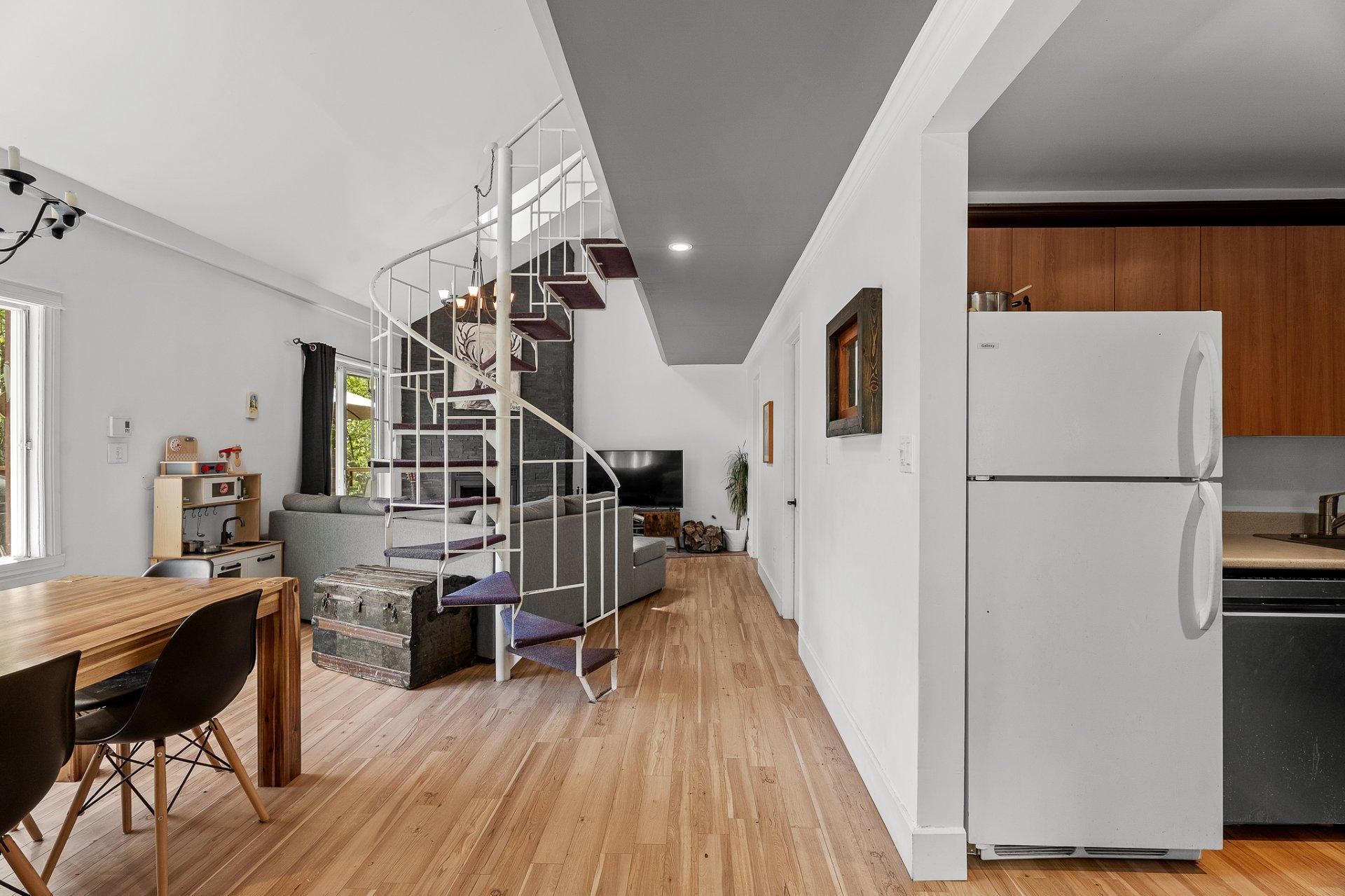 









215


Ch. des Marronniers

,
Saint-Adolphe-d'Howard,




QC
J0T2B0

