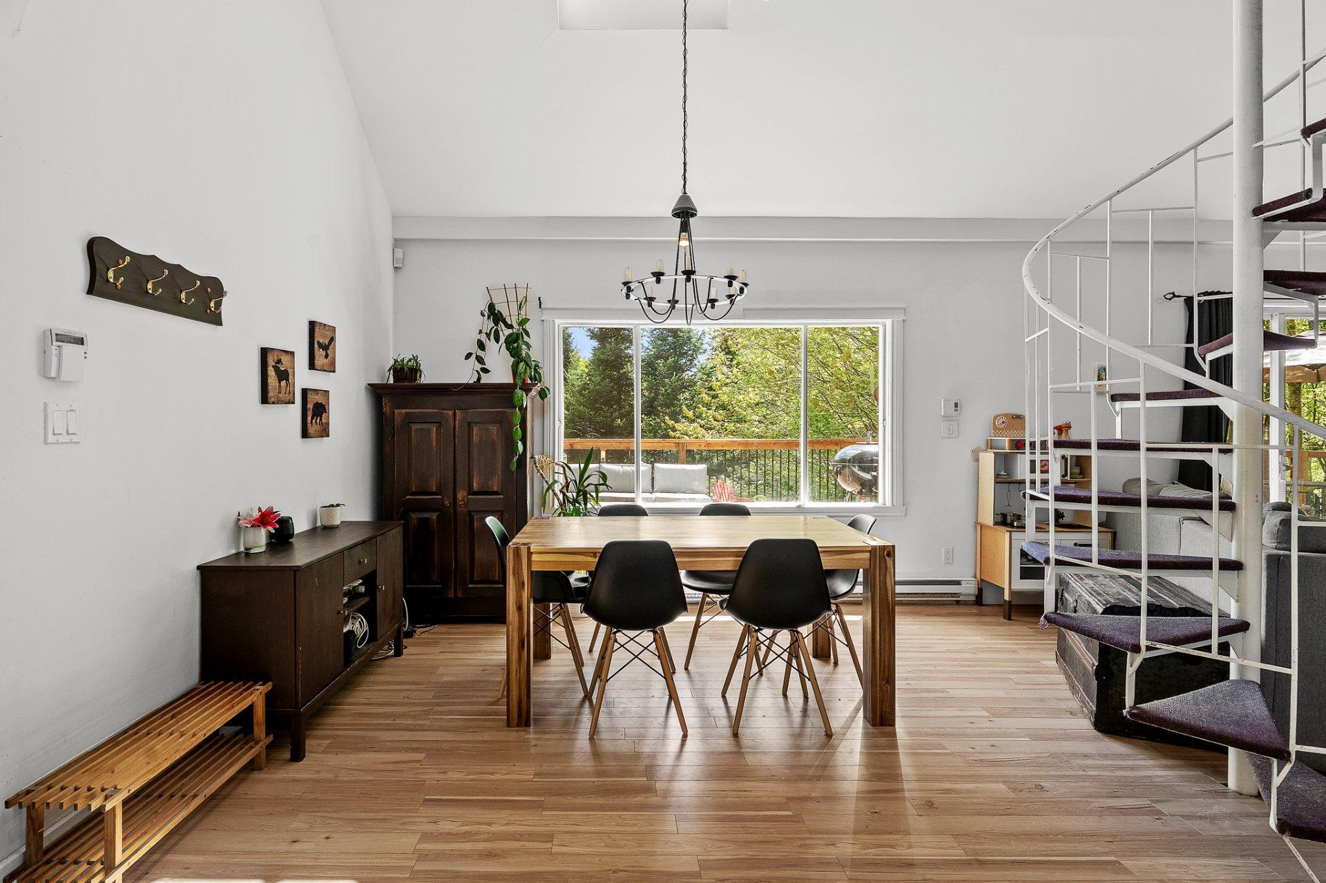 









215


Ch. des Marronniers

,
Saint-Adolphe-d'Howard,




QC
J0T2B0

