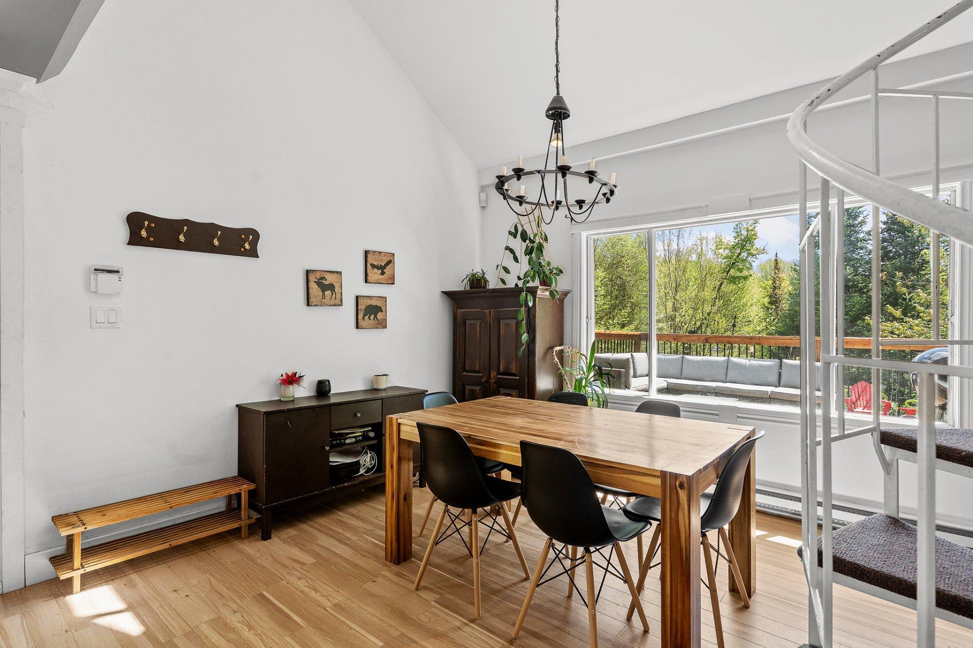 









215


Ch. des Marronniers

,
Saint-Adolphe-d'Howard,




QC
J0T2B0

