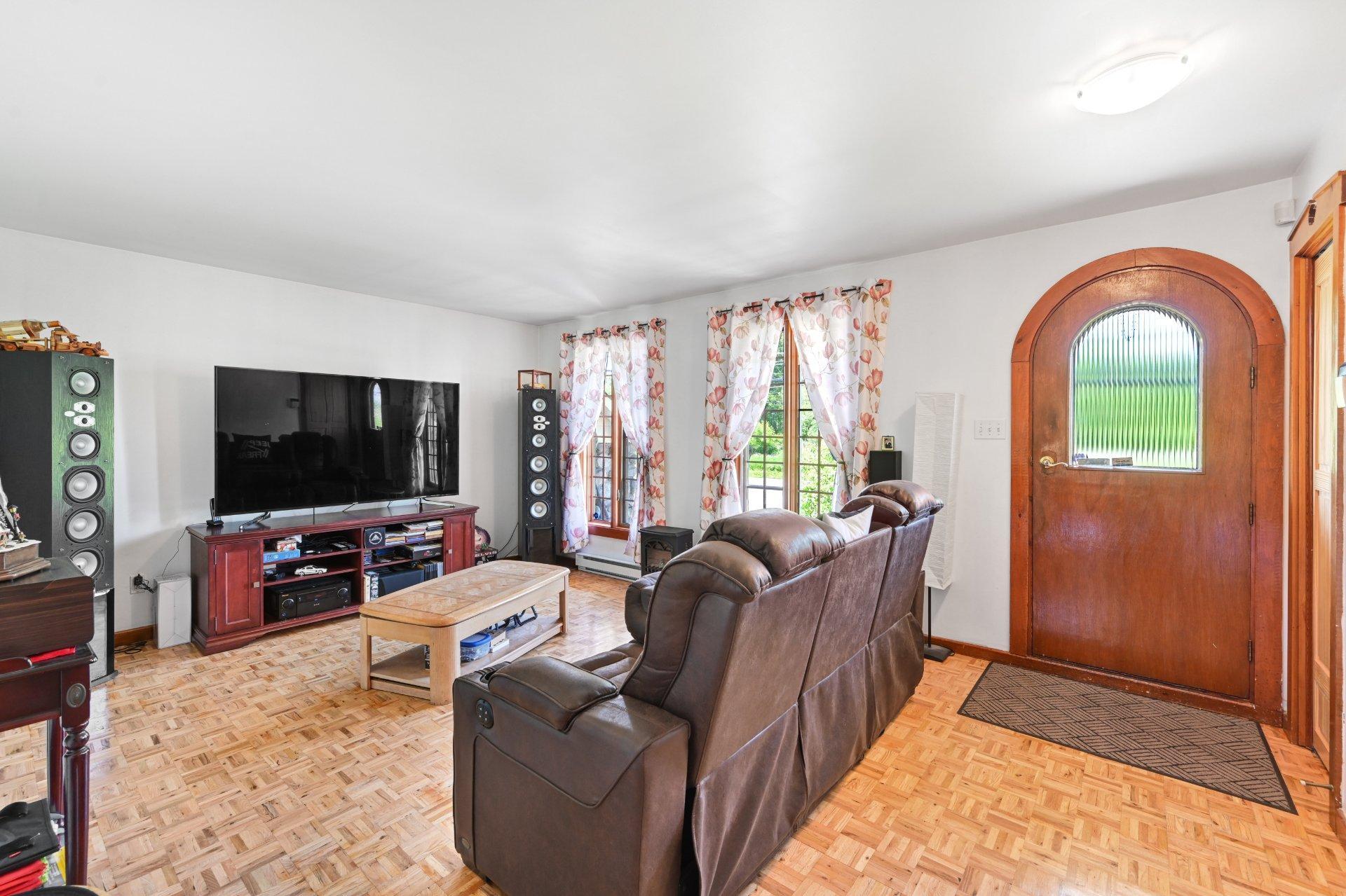 









8370


Boul. Kimber

,
Longueuil (Saint-Hubert),




QC
J3Y7K3

