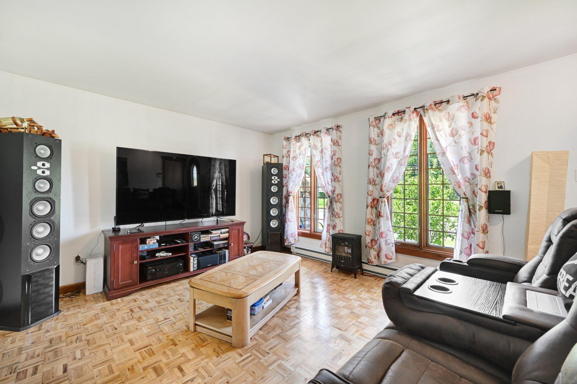 









8370


Boul. Kimber

,
Longueuil (Saint-Hubert),




QC
J3Y7K3

