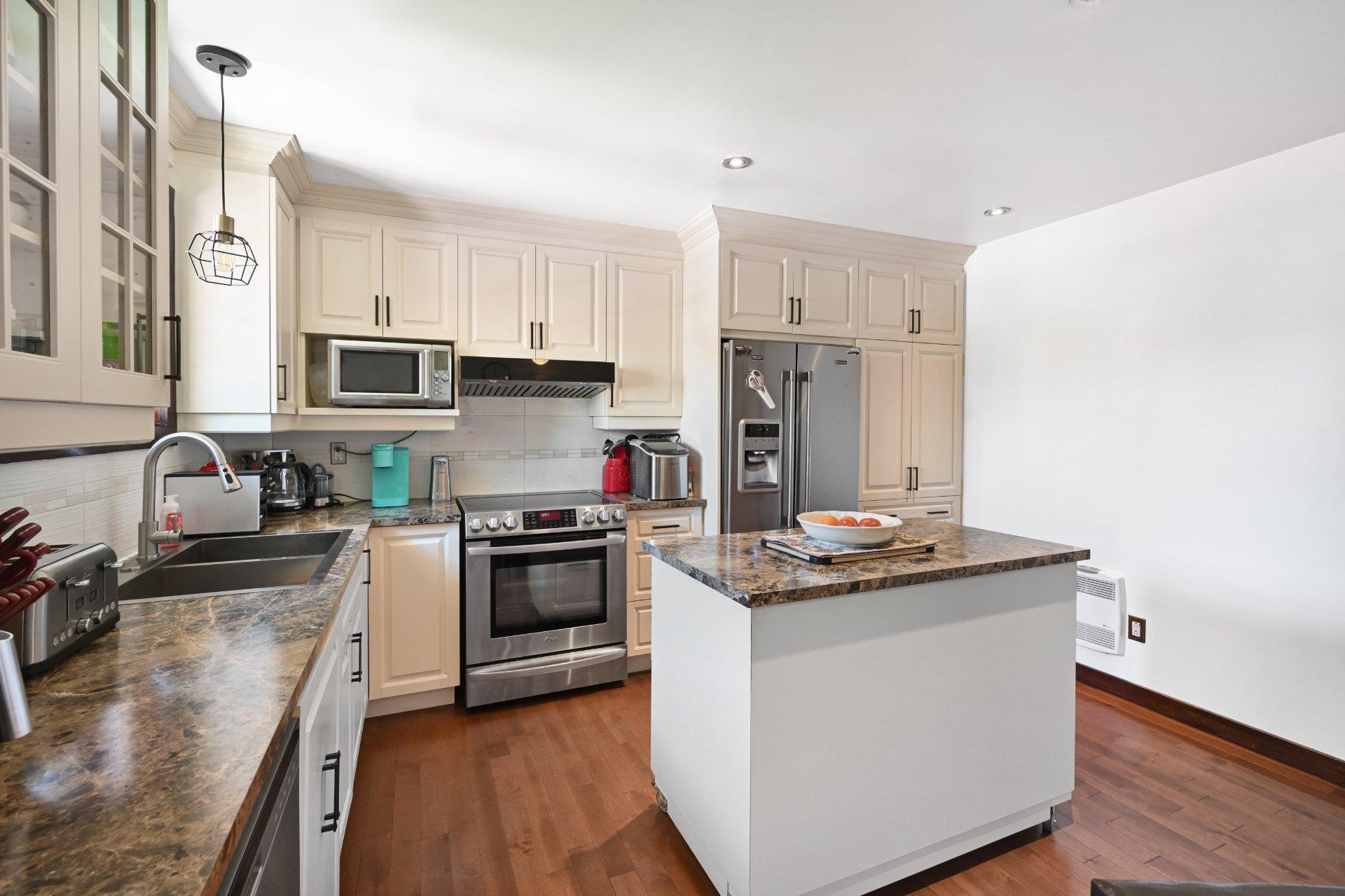 









8370


Boul. Kimber

,
Longueuil (Saint-Hubert),




QC
J3Y7K3

