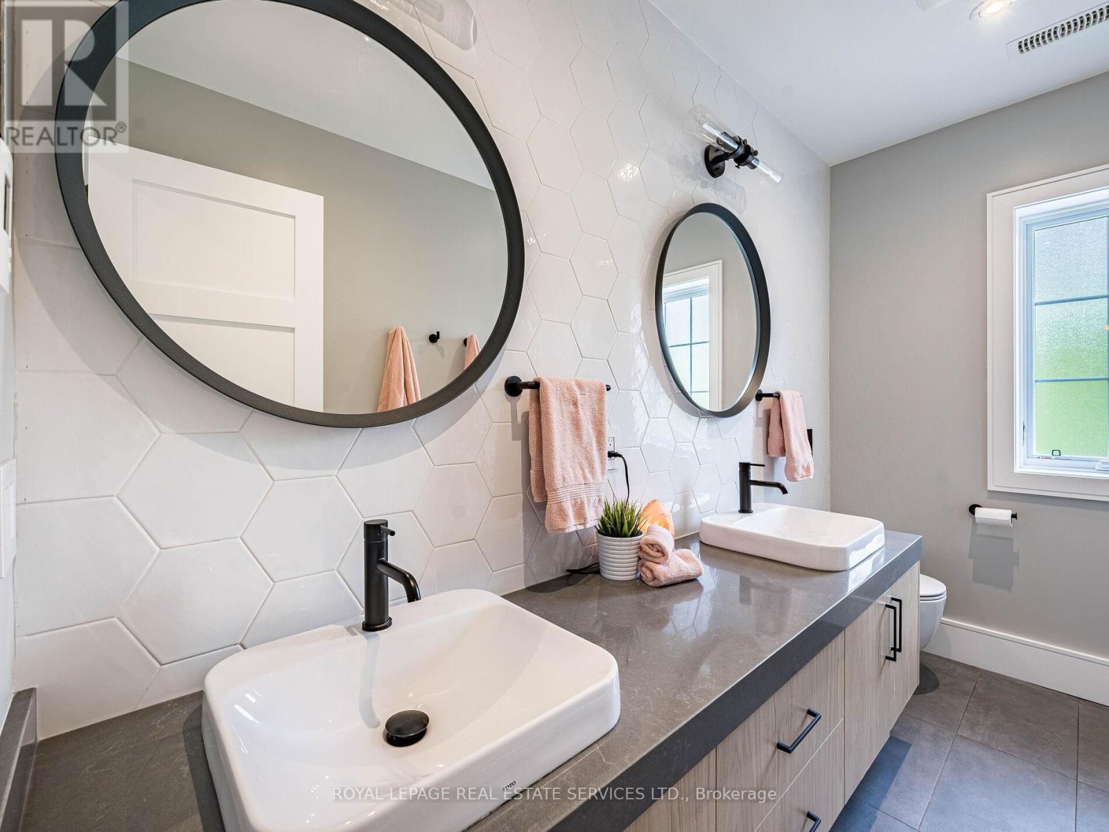 












529 BRIAR HILL AVENUE

,
Toronto,




Ontario
M5N1N1

