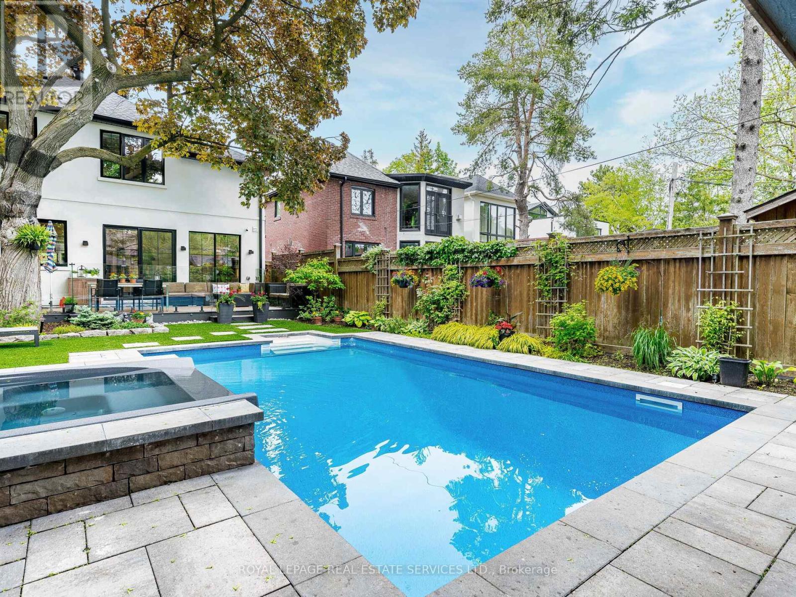 












529 BRIAR HILL AVENUE

,
Toronto,




Ontario
M5N1N1

