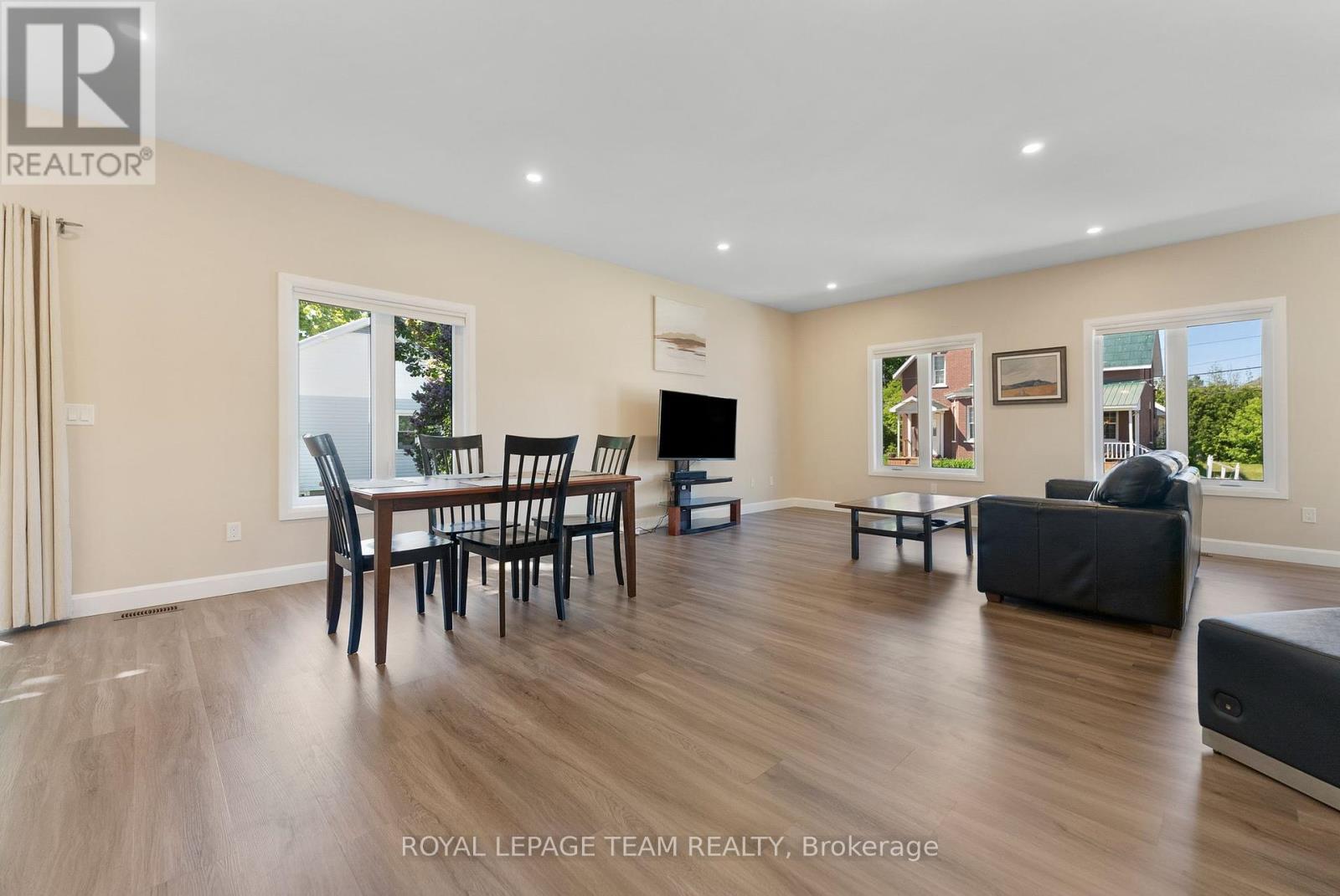 












12 SIMPSON STREET

,
Whitewater Region,




Ontario
K0J1K0

