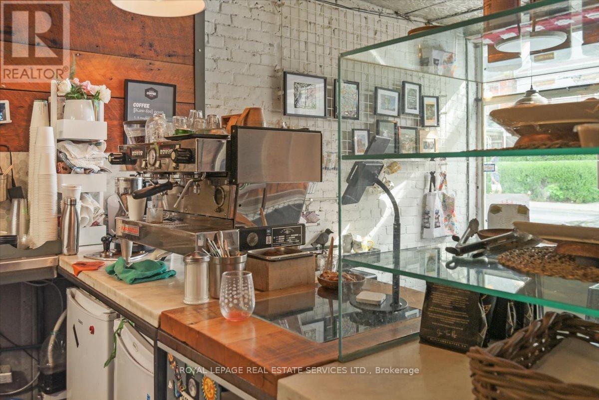 












456 OSSINGTON AVENUE

,
Toronto,




Ontario
M6G3T2

