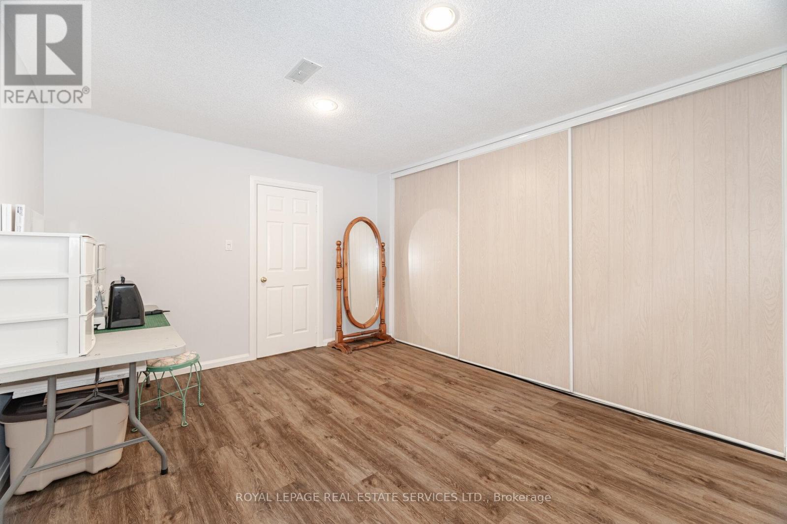 












26 ALANMEADE CRESCENT

,
Toronto,




Ontario
M9B2H3

