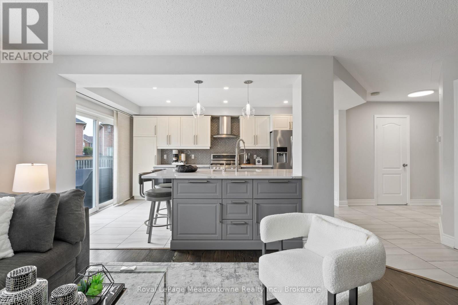 












824 GAZLEY CIRCLE

,
Milton (BE Beaty),




Ontario
L9T6M2


