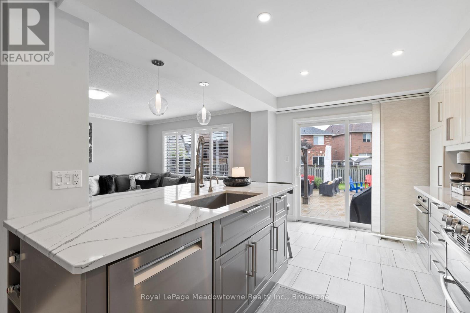 












824 GAZLEY CIRCLE

,
Milton (BE Beaty),




Ontario
L9T6M2

