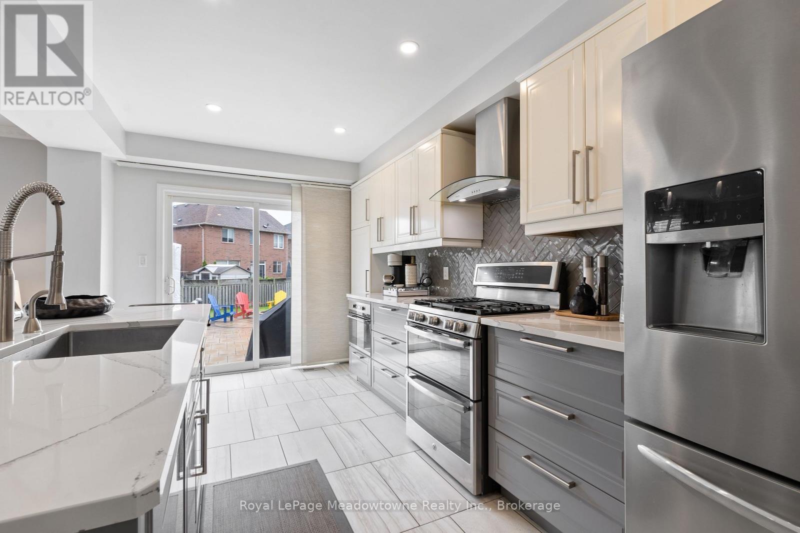 












824 GAZLEY CIRCLE

,
Milton (BE Beaty),




Ontario
L9T6M2

