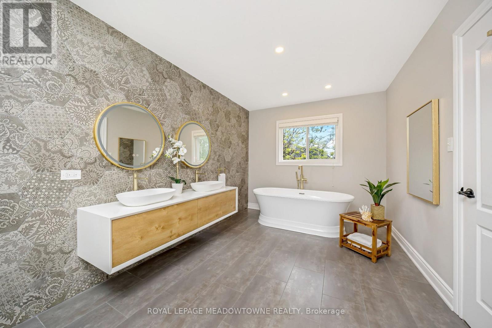 












2120 PINE GLEN ROAD

,
Oakville,




Ontario
L6M5B3

