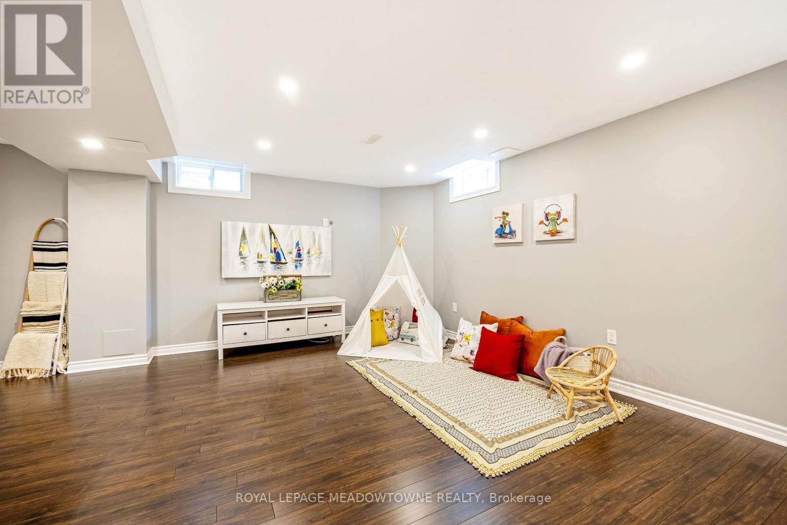 












2120 PINE GLEN ROAD

,
Oakville,




Ontario
L6M5B3

