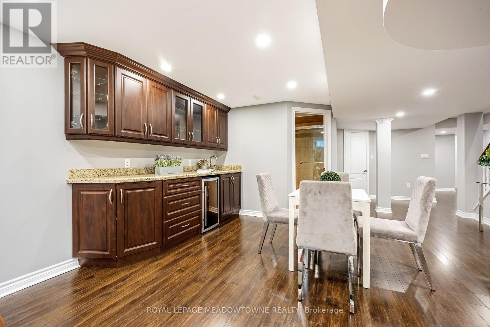 












2120 PINE GLEN ROAD

,
Oakville,




Ontario
L6M5B3

