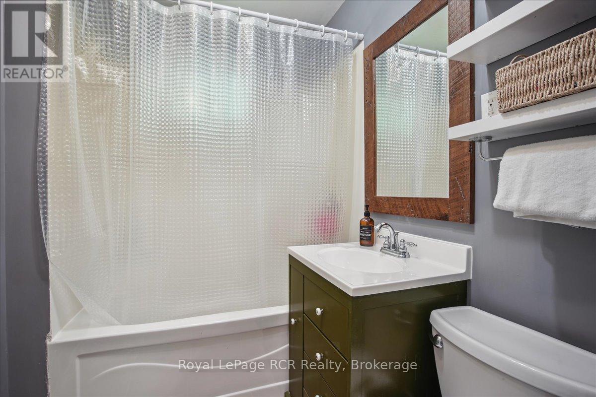 












1050 4TH A AVENUE W

,
Owen Sound,




Ontario
N4K5A1

