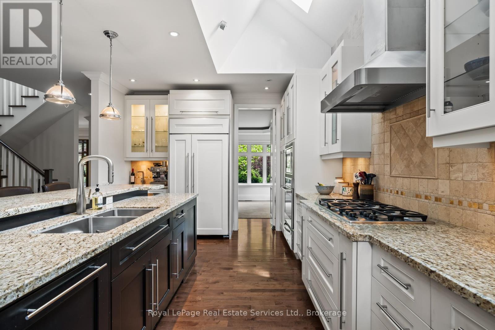 












370 CHRISTINA DRIVE

,
Oakville (SW Southwest),




Ontario
L6K1H6

