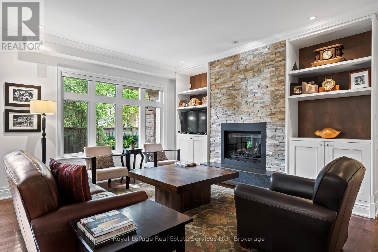 












370 CHRISTINA DRIVE

,
Oakville (SW Southwest),




Ontario
L6K1H6


