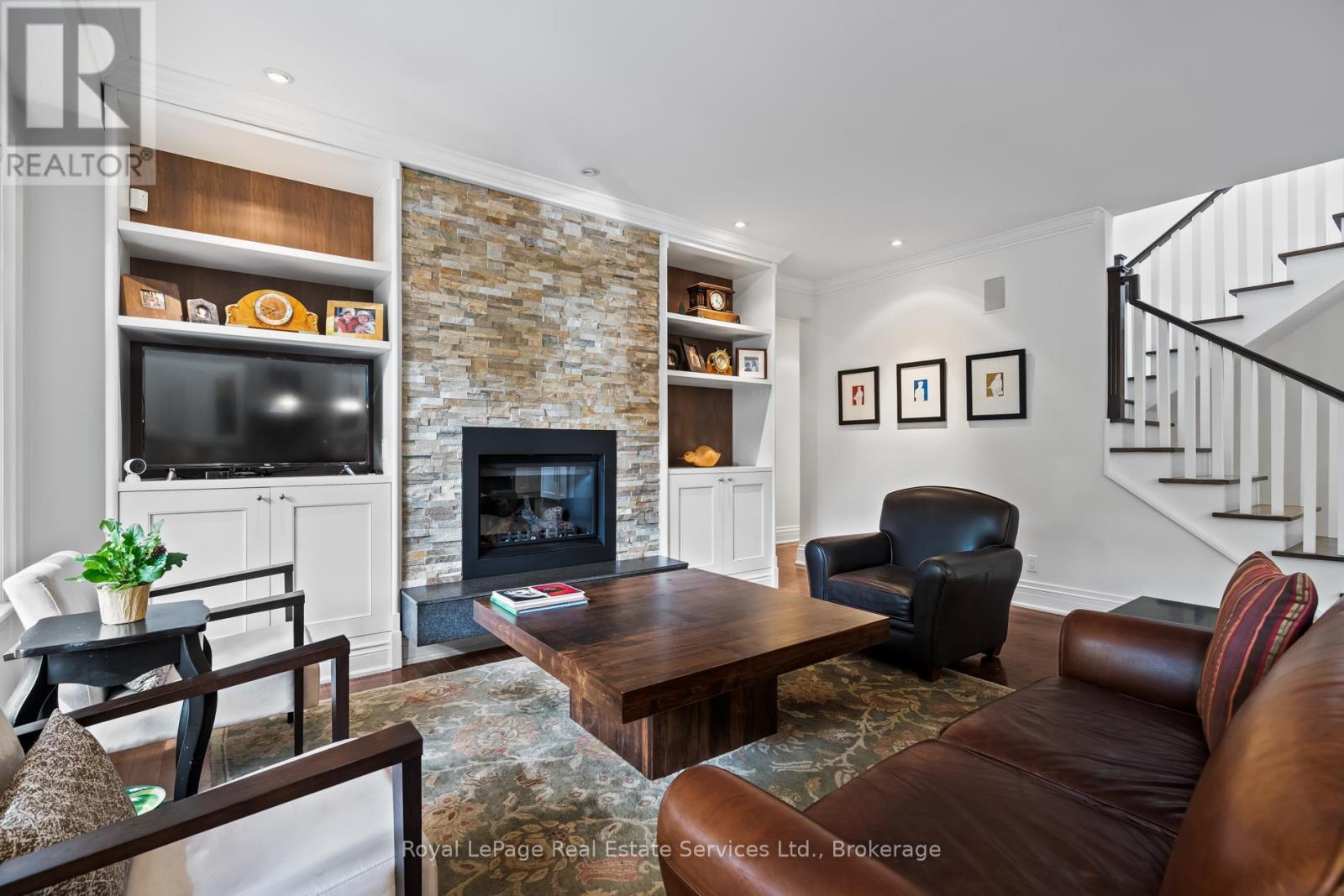 












370 CHRISTINA DRIVE

,
Oakville (SW Southwest),




Ontario
L6K1H6

