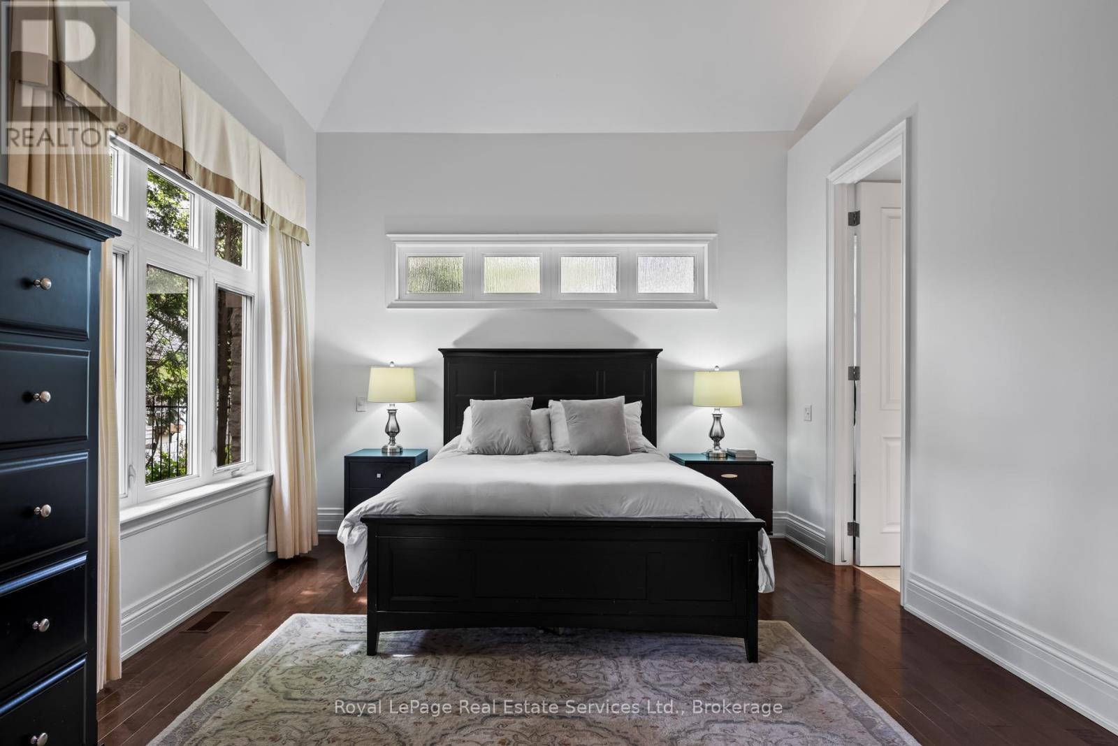 












370 CHRISTINA DRIVE

,
Oakville (SW Southwest),




Ontario
L6K1H6

