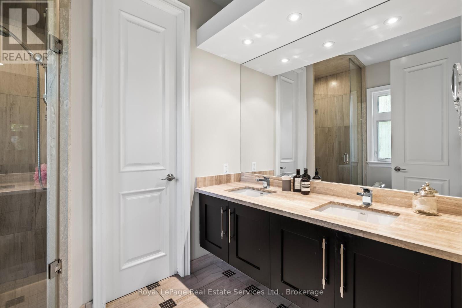 












370 CHRISTINA DRIVE

,
Oakville (SW Southwest),




Ontario
L6K1H6

