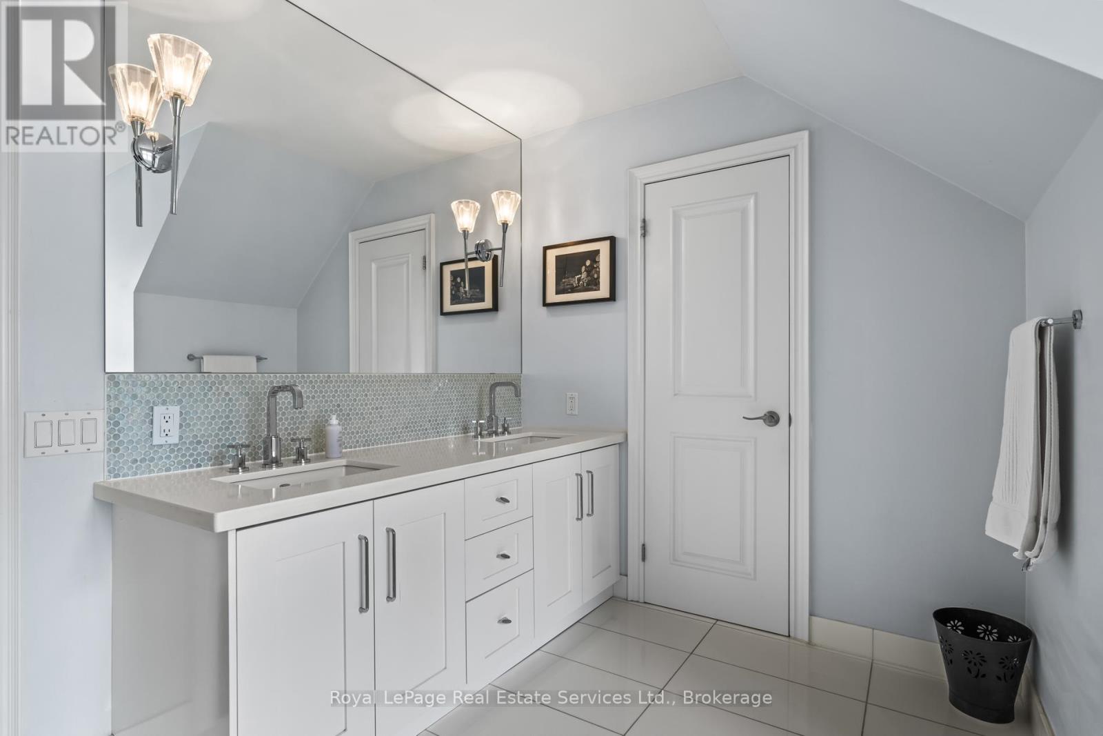 












370 CHRISTINA DRIVE

,
Oakville (SW Southwest),




Ontario
L6K1H6

