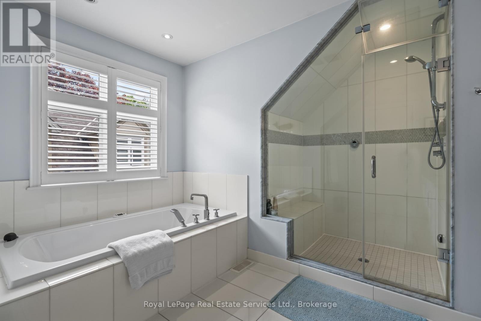 












370 CHRISTINA DRIVE

,
Oakville (SW Southwest),




Ontario
L6K1H6

