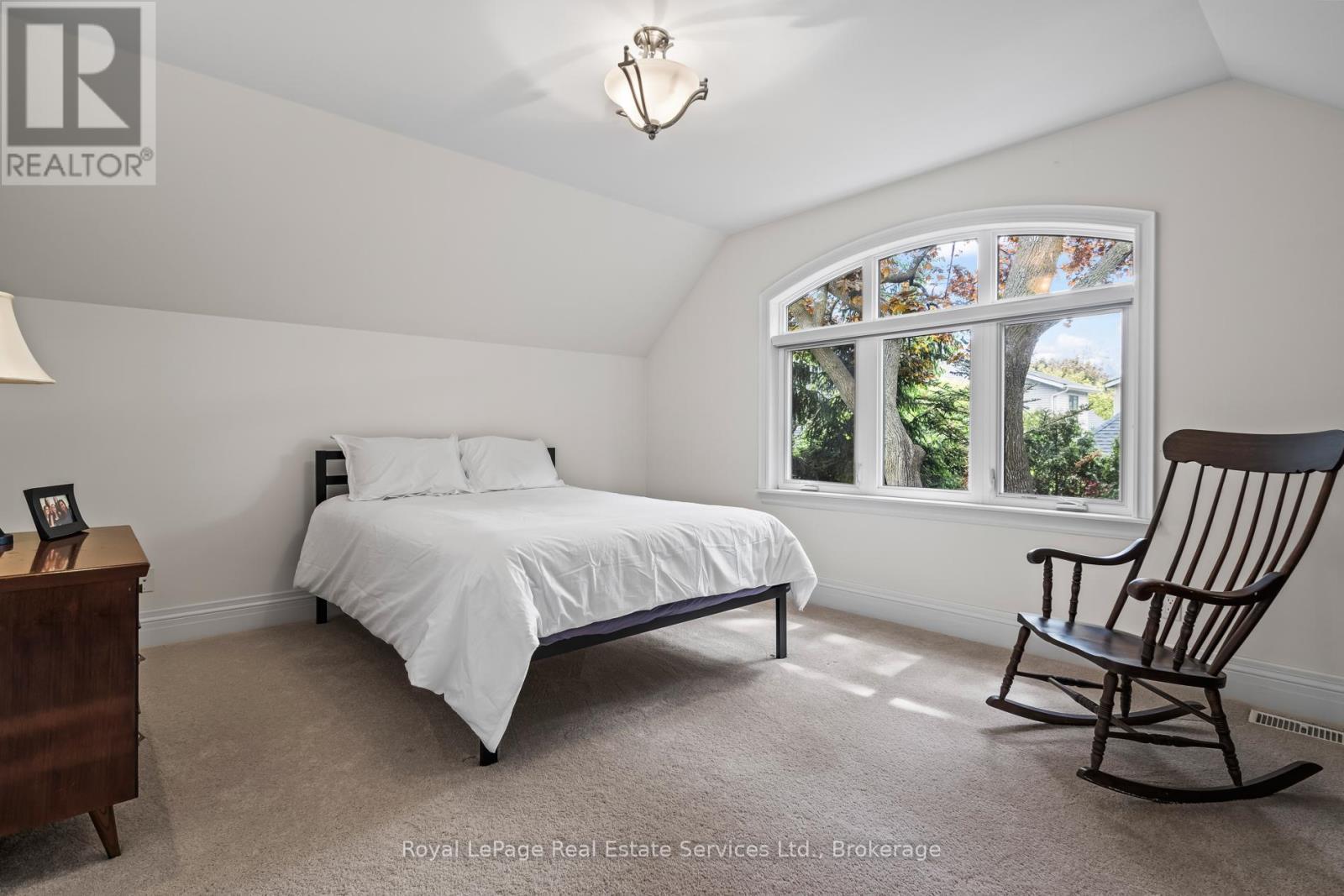 












370 CHRISTINA DRIVE

,
Oakville (SW Southwest),




Ontario
L6K1H6


