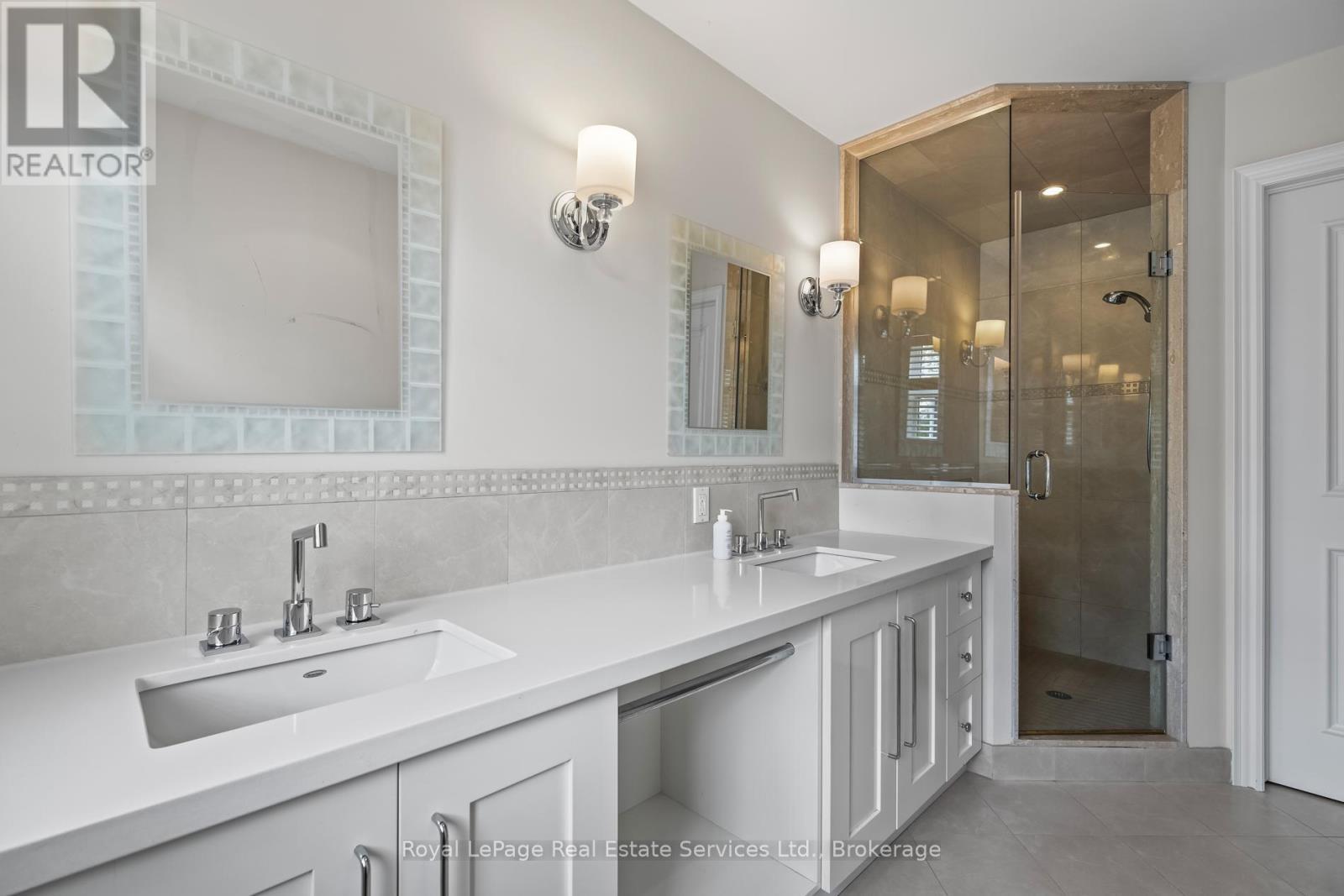 












370 CHRISTINA DRIVE

,
Oakville (SW Southwest),




Ontario
L6K1H6

