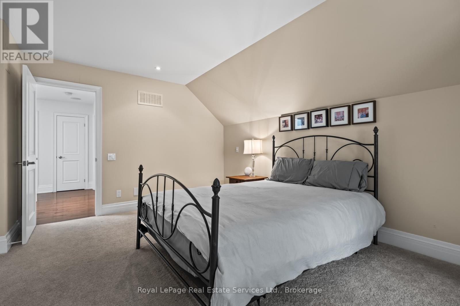 












370 CHRISTINA DRIVE

,
Oakville (SW Southwest),




Ontario
L6K1H6

