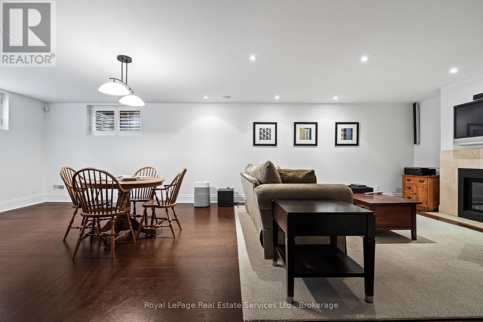 












370 CHRISTINA DRIVE

,
Oakville (SW Southwest),




Ontario
L6K1H6

