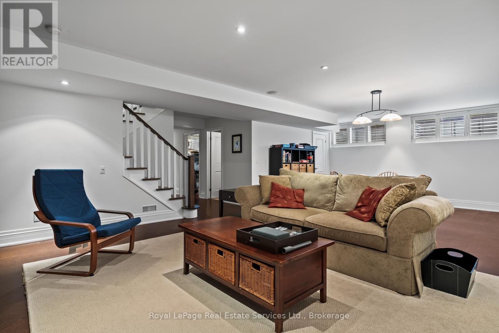 












370 CHRISTINA DRIVE

,
Oakville (SW Southwest),




Ontario
L6K1H6


