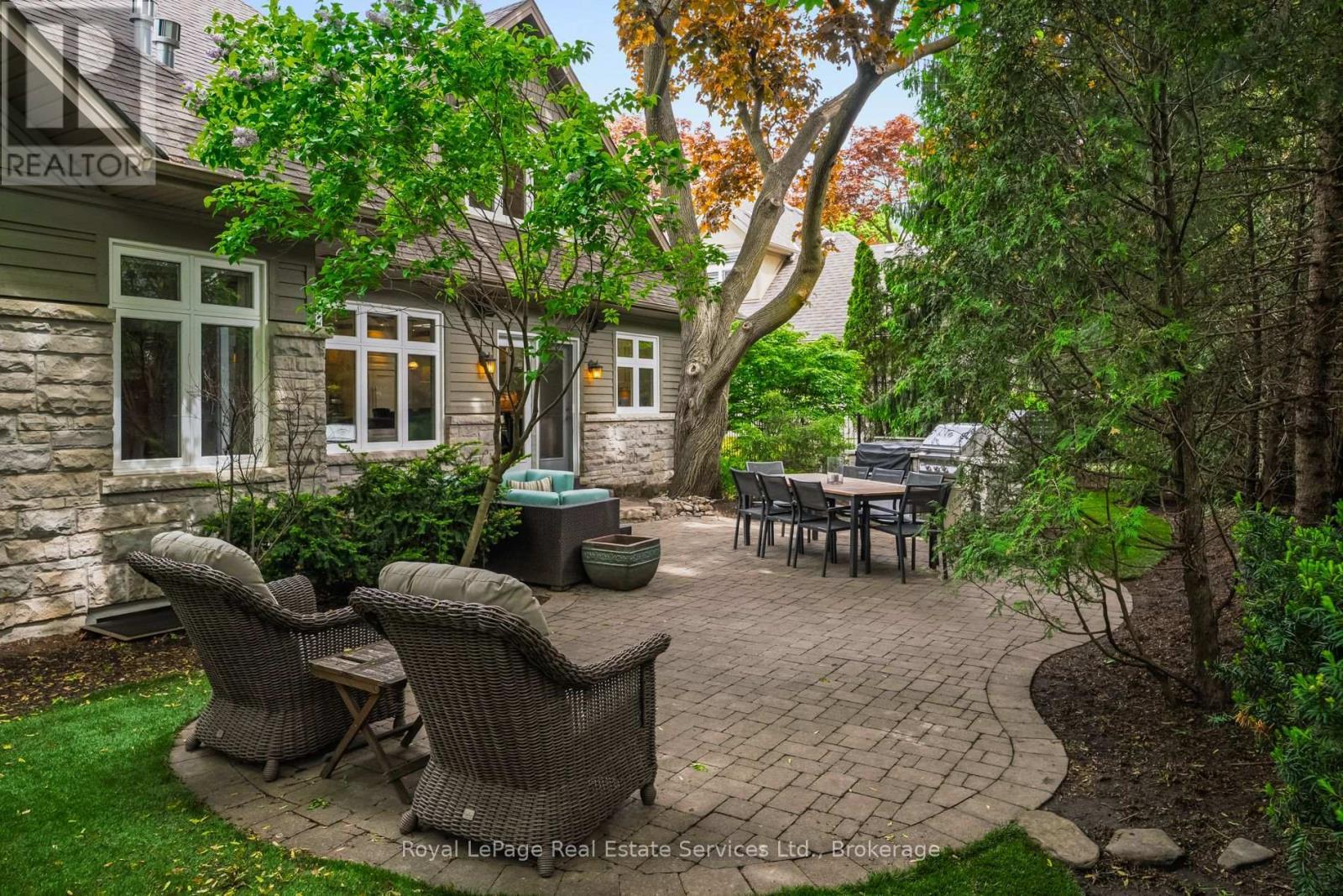 












370 CHRISTINA DRIVE

,
Oakville (SW Southwest),




Ontario
L6K1H6

