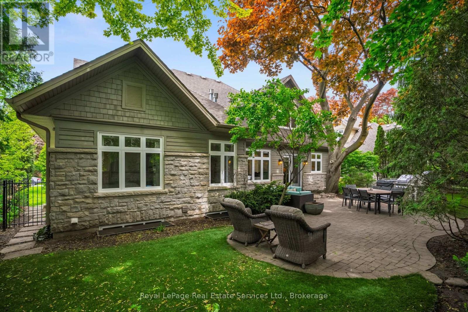 












370 CHRISTINA DRIVE

,
Oakville (SW Southwest),




Ontario
L6K1H6

