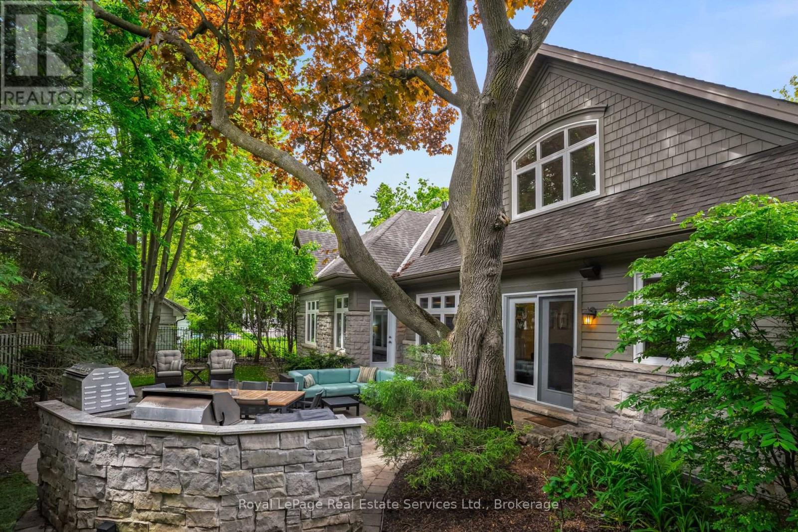 












370 CHRISTINA DRIVE

,
Oakville (SW Southwest),




Ontario
L6K1H6

