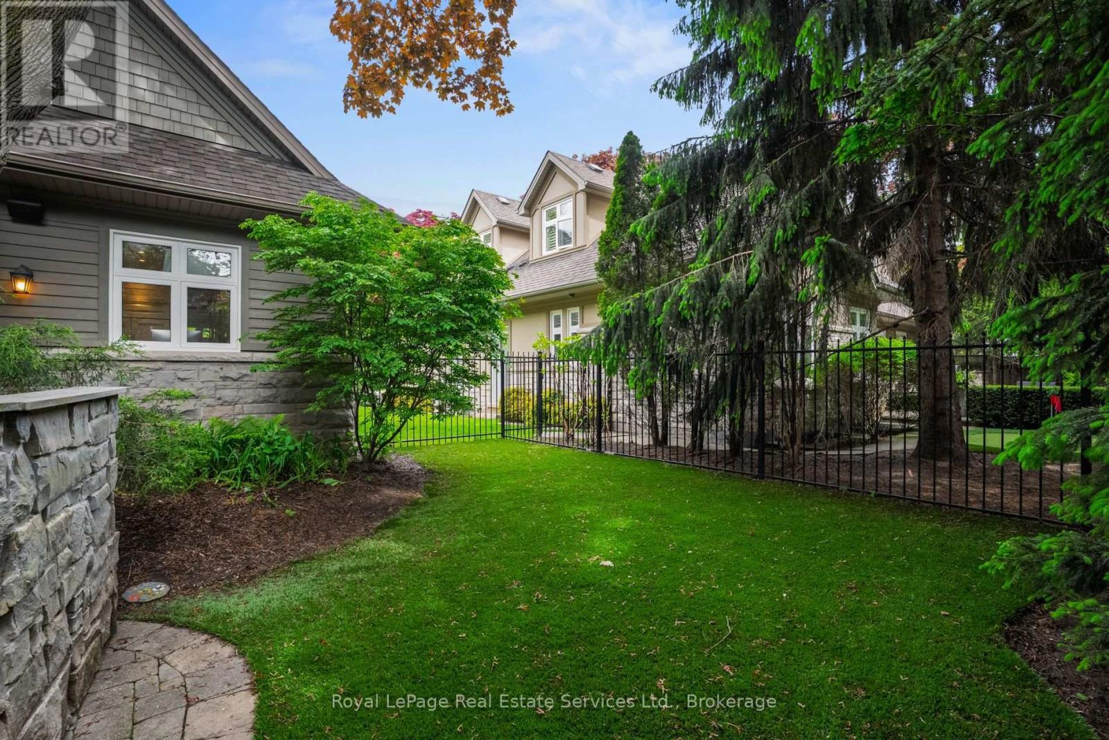 












370 CHRISTINA DRIVE

,
Oakville (SW Southwest),




Ontario
L6K1H6

