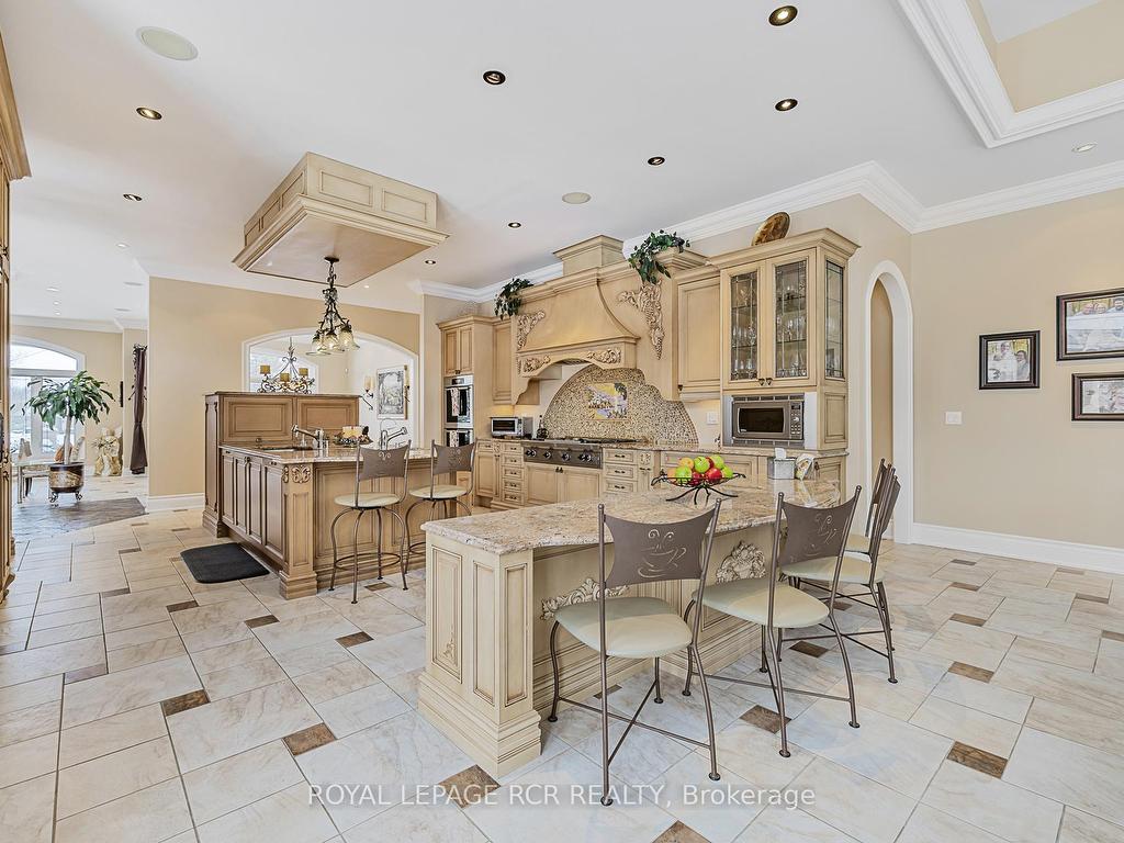 









7


Sugarbush

Lane,
Uxbridge,




ON
L9P 2A1

