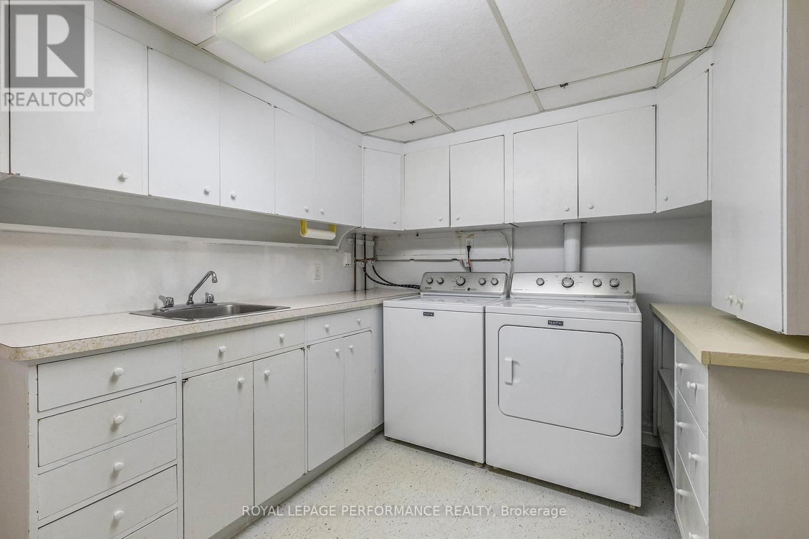 












1210 QUEEN STREET

,
Cornwall,




Ontario
K6J1P8

