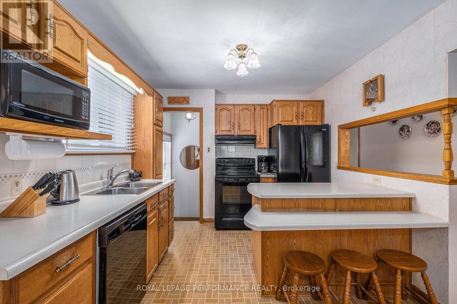 












1210 QUEEN STREET

,
Cornwall,




Ontario
K6J1P8

