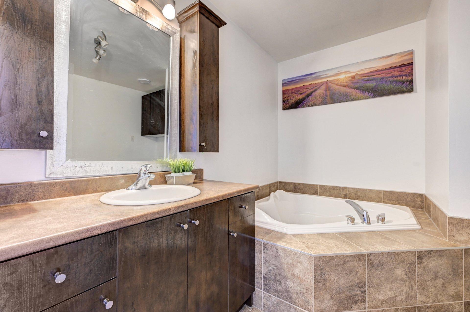 









572


Boul. St-Luc

, 301,
Saint-Jean-sur-Richelieu,




QC
J2W2G6

