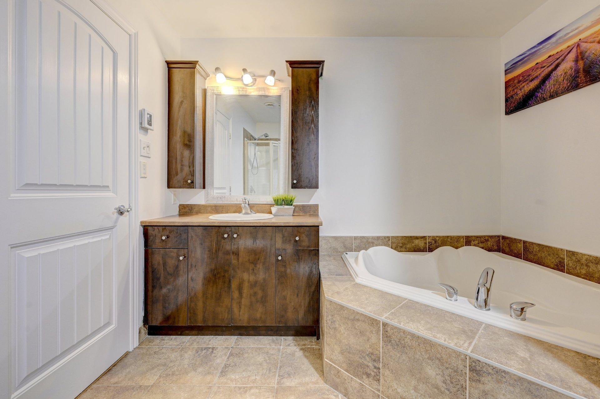 









572


Boul. St-Luc

, 301,
Saint-Jean-sur-Richelieu,




QC
J2W2G6

