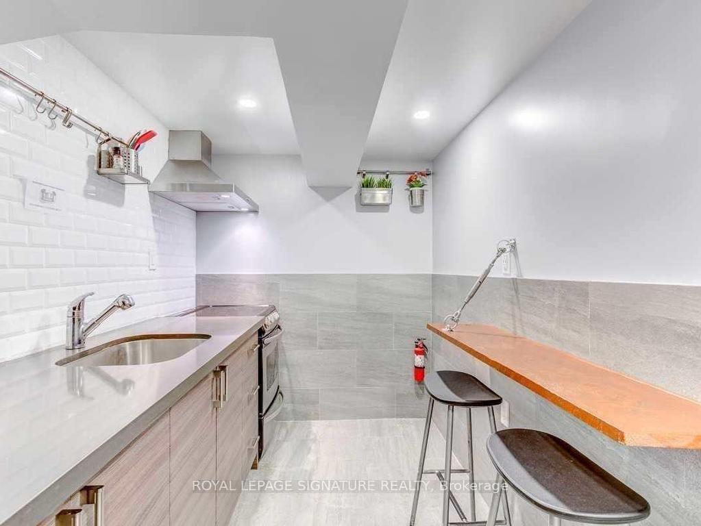 









394


Kane

Avenue, Lower,
Toronto,




ON
M6M 3P4

