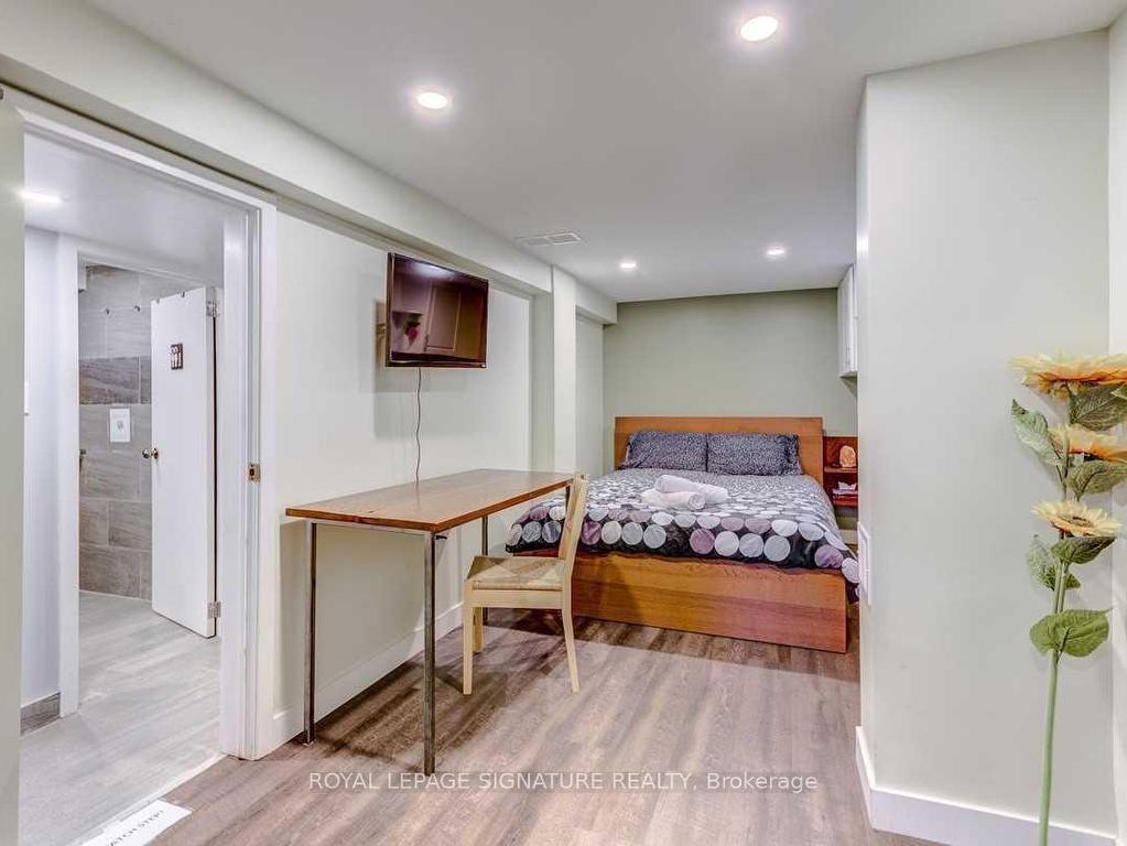 









394


Kane

Avenue, Lower,
Toronto,




ON
M6M 3P4

