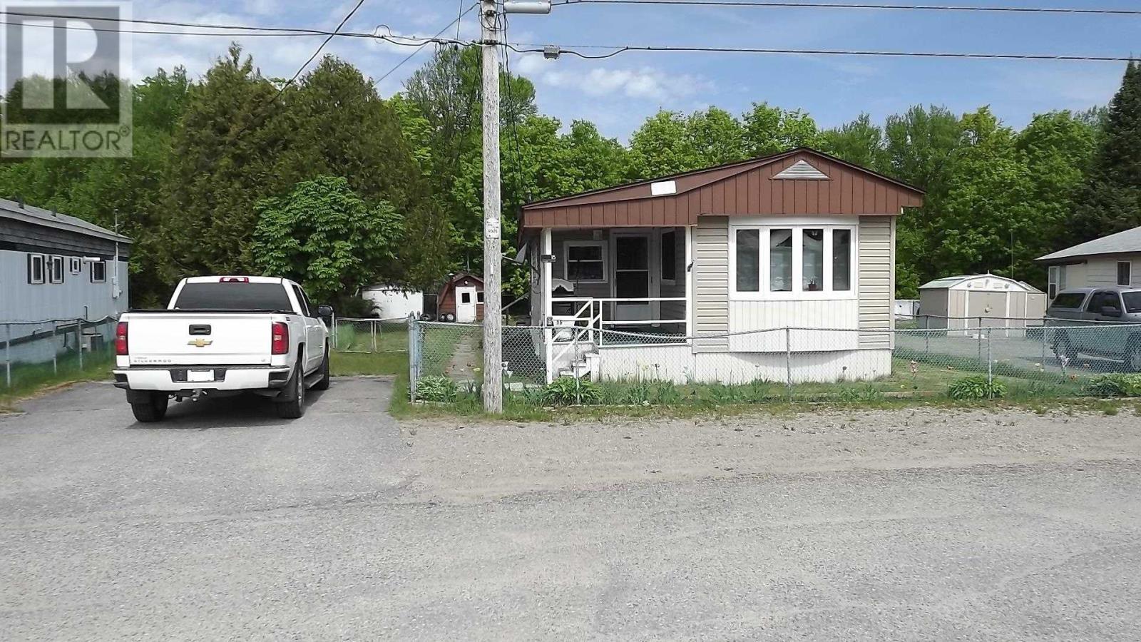 












15 Chalmers CRES

,
Elliot Lake,




Ontario
P5A1A1


