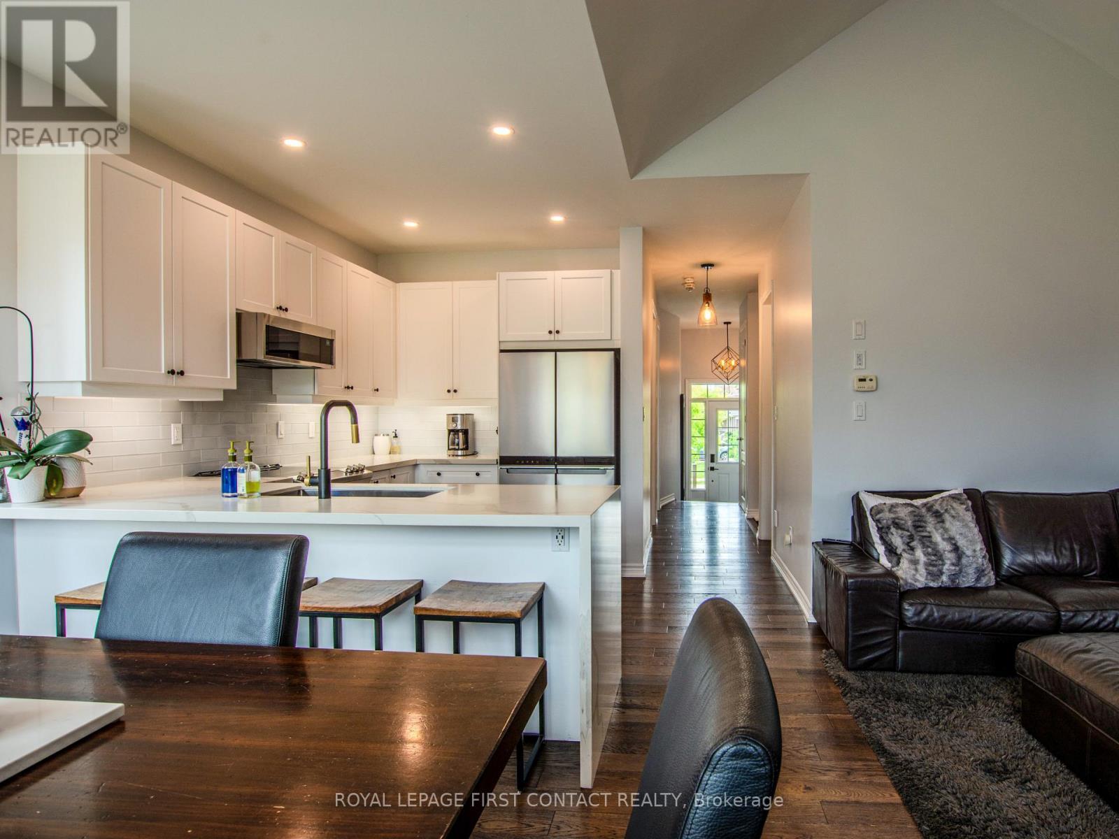 












22 OLIVER'S MILL ROAD

,
Springwater,




Ontario
L9X0S8

