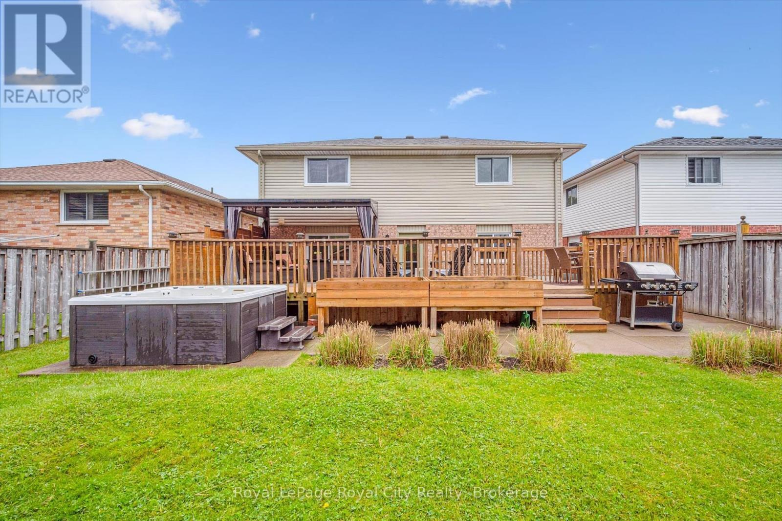 












138 PHEASANT RUN DRIVE

,
Guelph (Kortright Hills),




Ontario
N1C1B3

