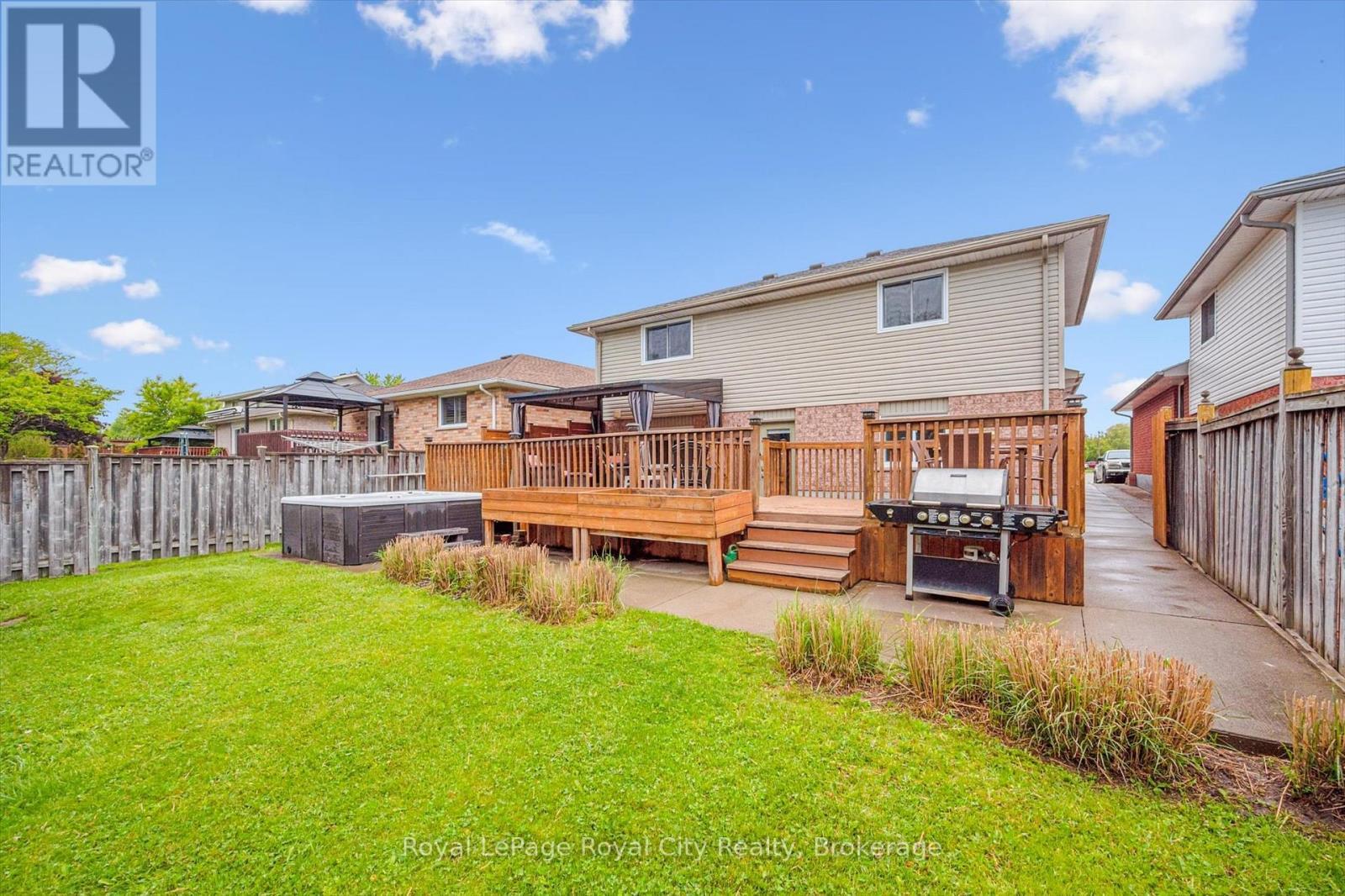 












138 PHEASANT RUN DRIVE

,
Guelph (Kortright Hills),




Ontario
N1C1B3

