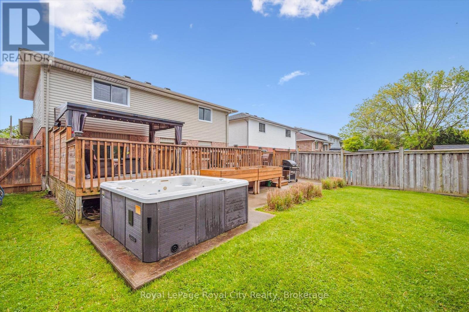 












138 PHEASANT RUN DRIVE

,
Guelph (Kortright Hills),




Ontario
N1C1B3

